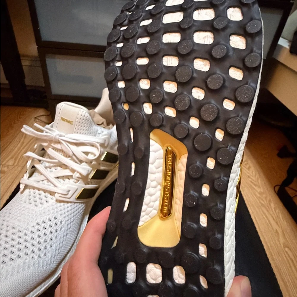 Adidas Ultra Boost White with Gold Highlights - Picture 5 of 7